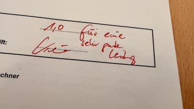 Handschriftlich in roter Tinte auf einem Klausurbogen notiert: 1,0 für eine sehr gute Leistung
