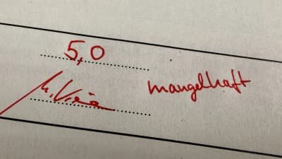 Handschriftlich in roter Tinte auf einem Klausurbogen notiert: 5,0, mangelhaft.